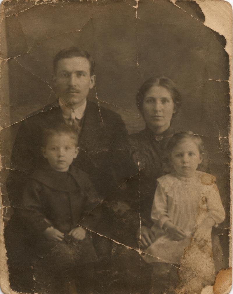 Retrato de família antigo — danificado e desbotado